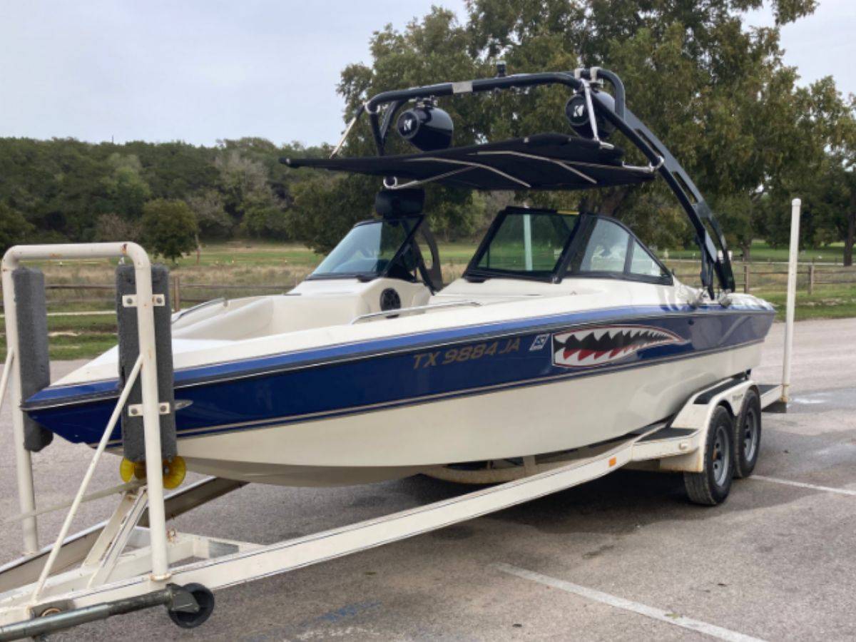 1997 Ski Centurion with FreeRide Wakeboard Tower