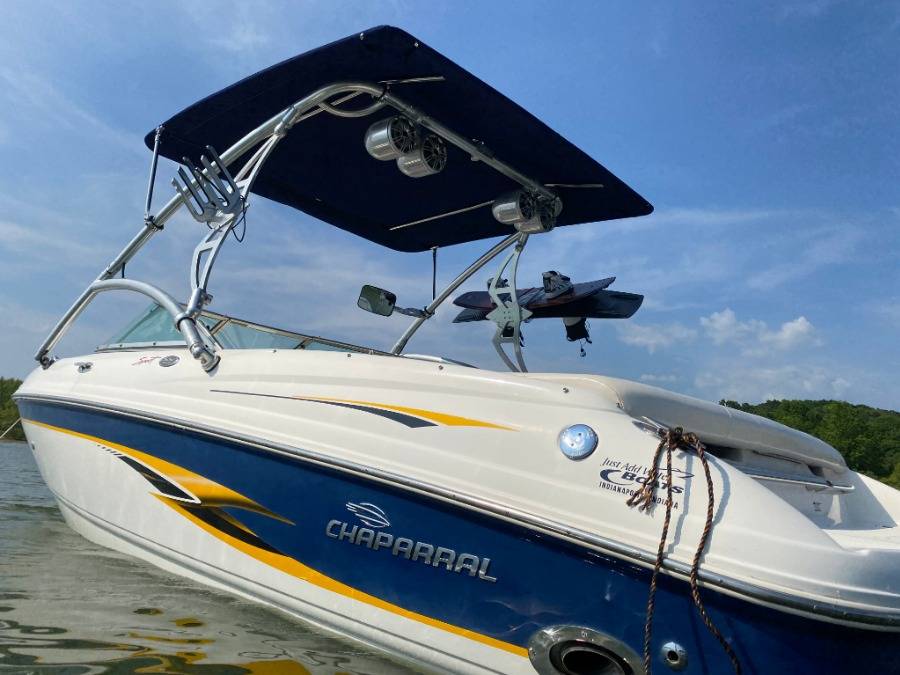 2001 Chaparral 216 SSI with Ascent Wakeboard Tower