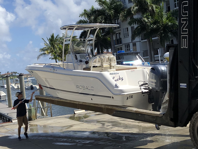 2017 R222 ES Robalo