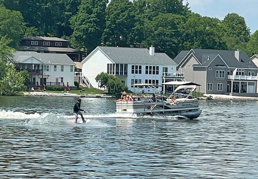 2000 SUN TRACKER Party Barge with F250 Pontoon Wakeboard Tower