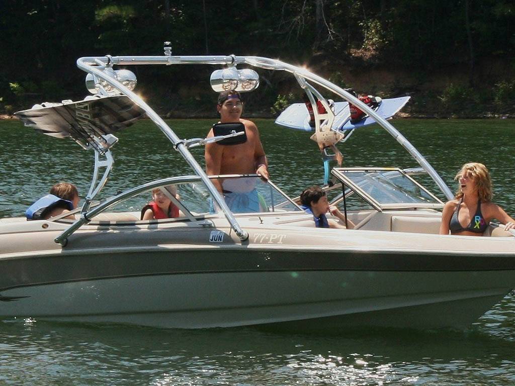 1997 Larson with Assault Wakeboard Tower
