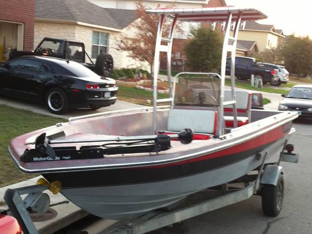 1996 Tahoe Industries Semi-V Center Console with SG300 Boat T-Top