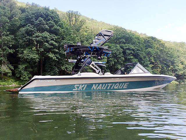 1995 Ski Nautique Signature Edition with FreeRide Wakeboard Tower