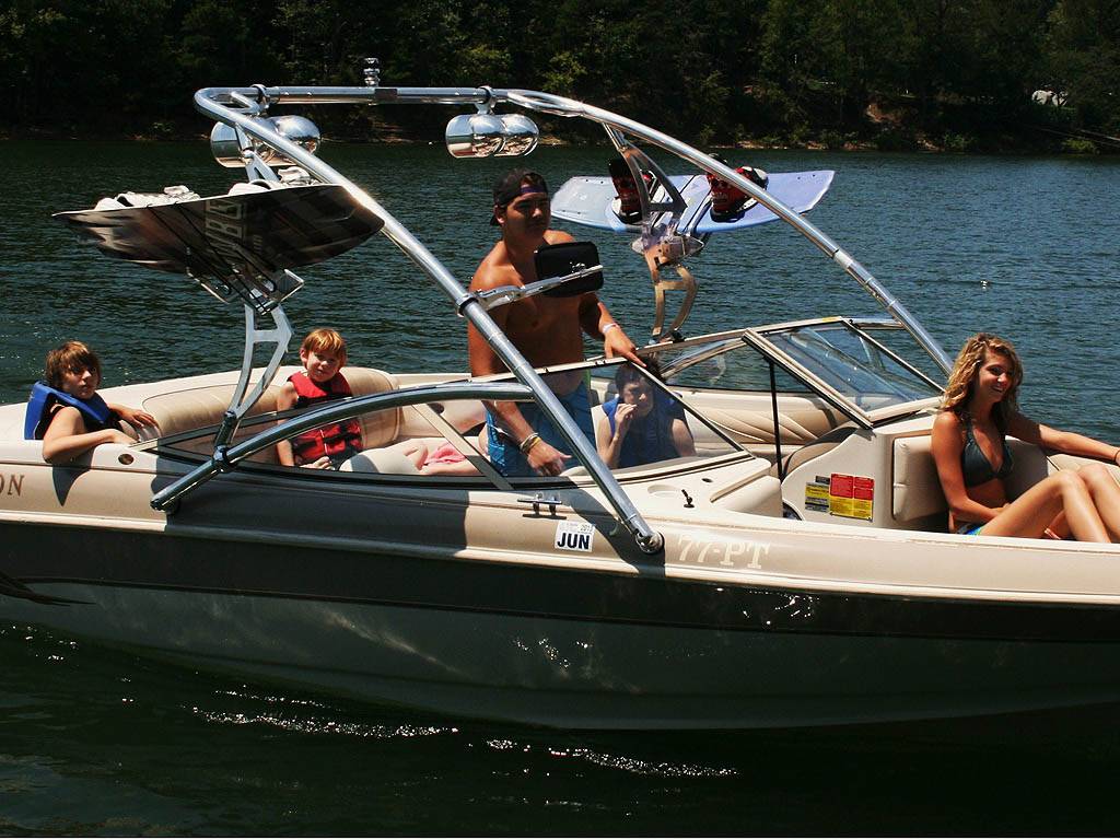 1997 Larson with Assault Wakeboard Tower