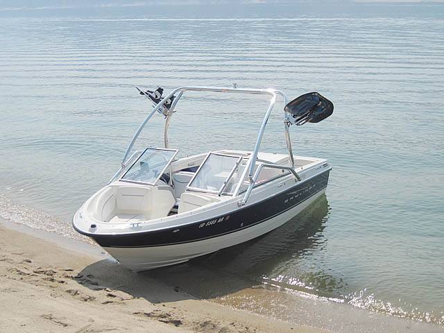 2008 Bayliner Discovery 195 with Airborne 2.0 Wakeboard Tower — customer install photo