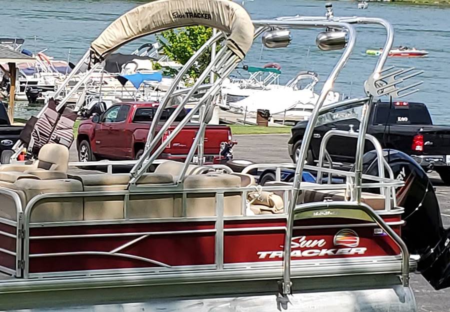 2018 SUN TRACKER with F250 Pontoon Wakeboard Tower