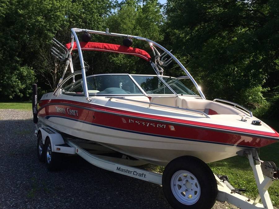 1994 MasterCraft Maristar 225 with Assault Wakeboard Tower
