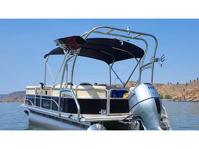2017 SunChaser 8520 with F250 Pontoon Wakeboard Tower
