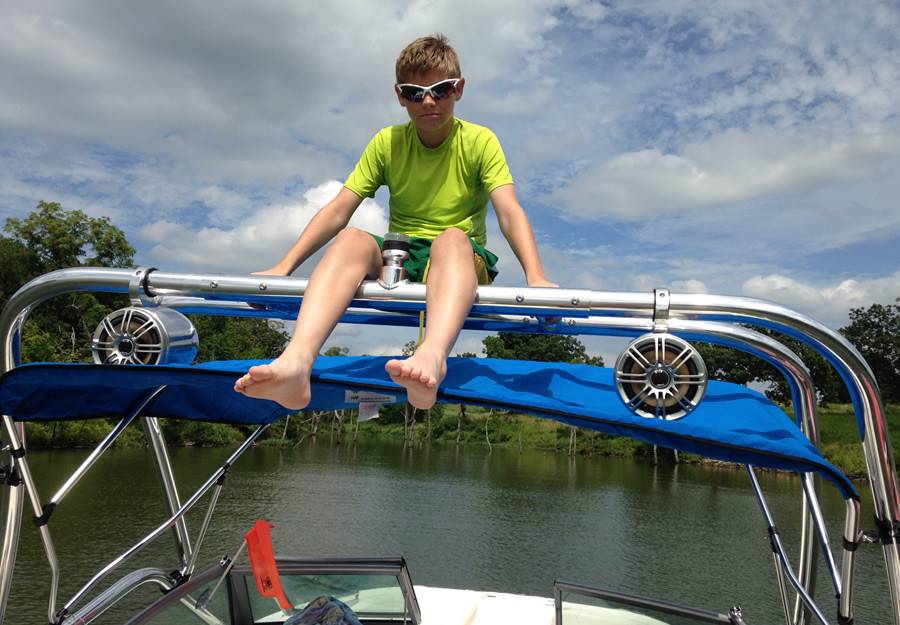 2010 Chaparral 224 Sunesta with Airborne Wakeboard Tower